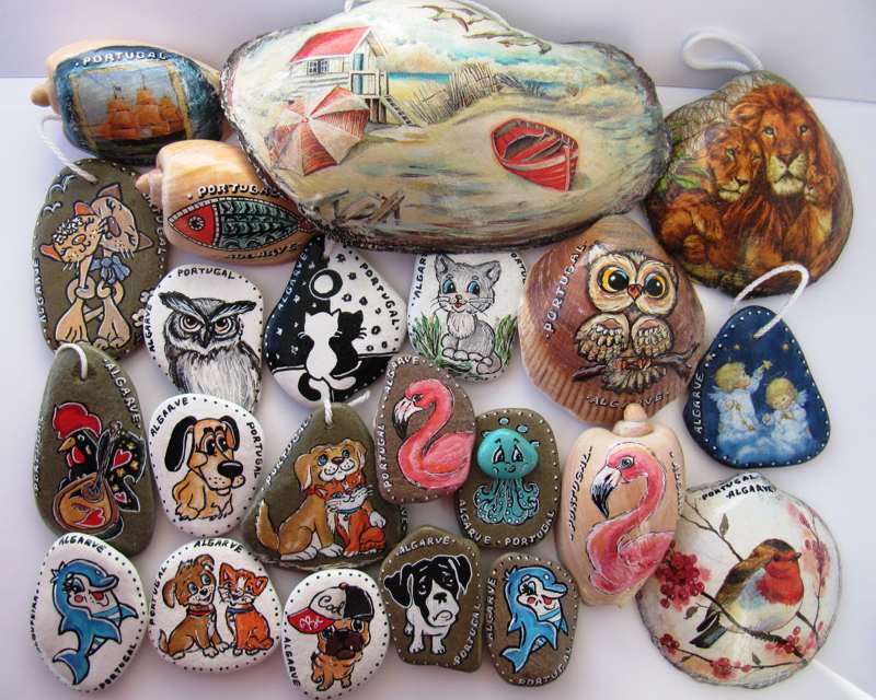 Foto de pintura e decoupagem em pedras e conchas