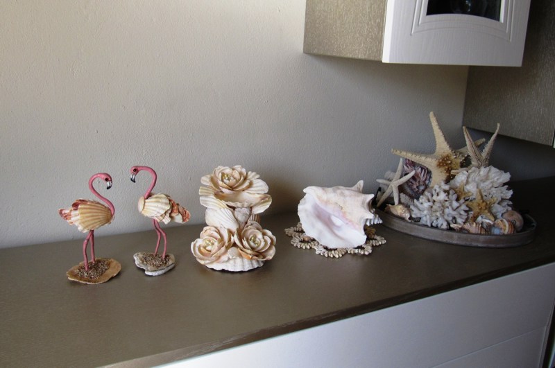 Foto com estatuetas de concha no interior