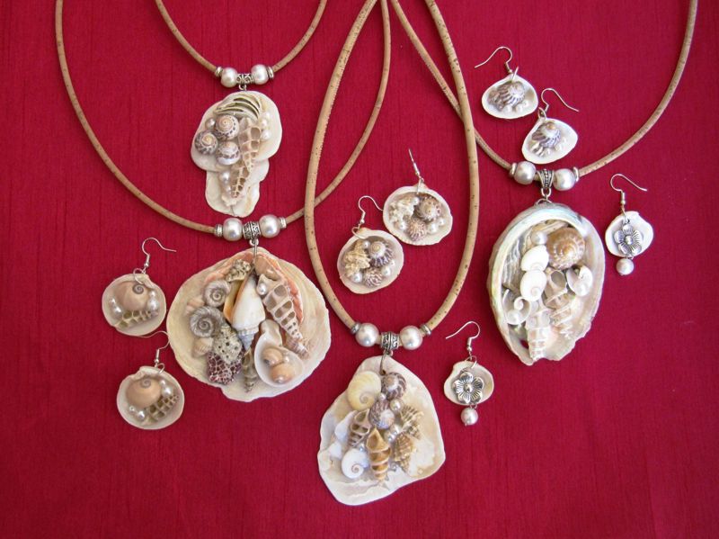 Foto com joias de concha