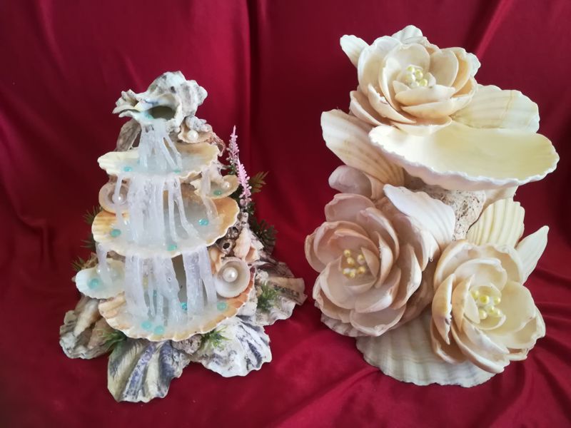 Foto com uma cachoeira romântica e uma barraca de joias