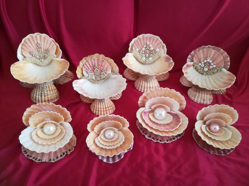 Foto com estandes maravilhosos de joias e mulheres misteriosas