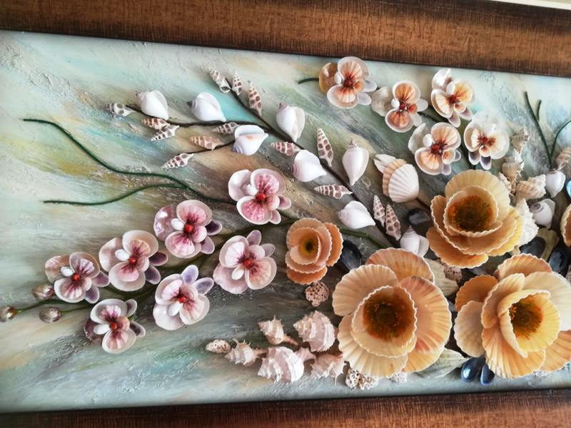 Foto com delicadas flores de concha