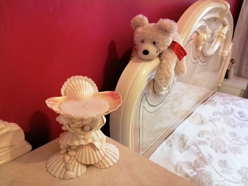 Foto com um castiçal estiloso no interior do quarto